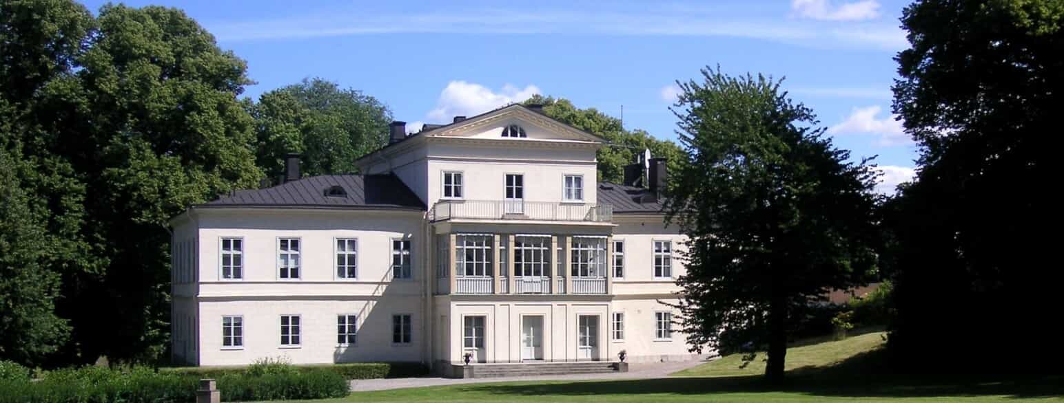 Den kongelige lystejendom Haga Slott ligger i Solna ved Stockholm. Slottet er omgivet af en stor park i engelsk stil. 
