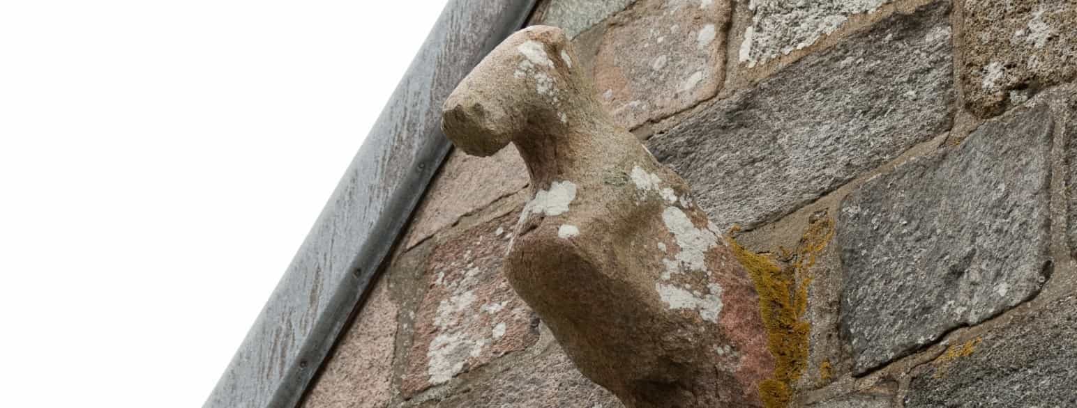 Hestefigur på Vejerslev Kirkes østgavl.
