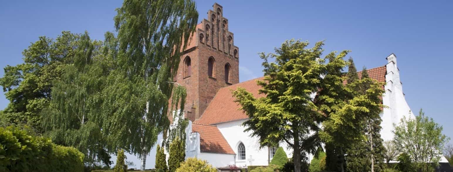 Grønholt Kirke er hvidkalket, dog er tårnet af teglsten.