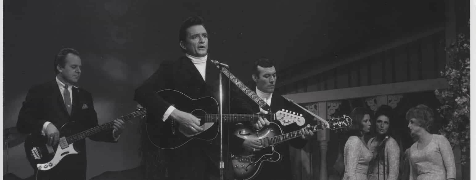 Johnny Cash optræder på The Ryman i 1968 sammen med Marshall Grant, Carl Perkins. June, Anita og Helen Carter sang backup