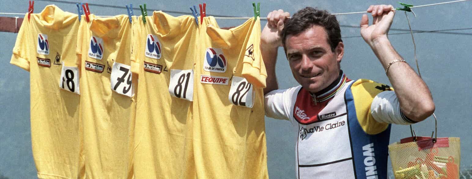 Bernard Hinault med de første fire af sine i alt fem gule førertrøjer fra Tour de France. Foto fra 1985