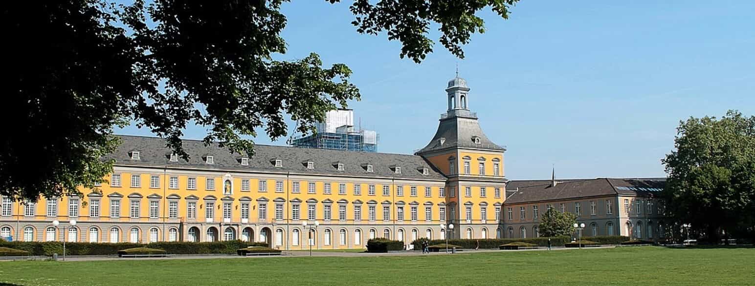 Kurfürstliche Residenz i Bonns centrum var førhen residens for kurfyrsterne af Köln. I dag huser bygningen Rheinische Friedrich-Wilhelms-Universität