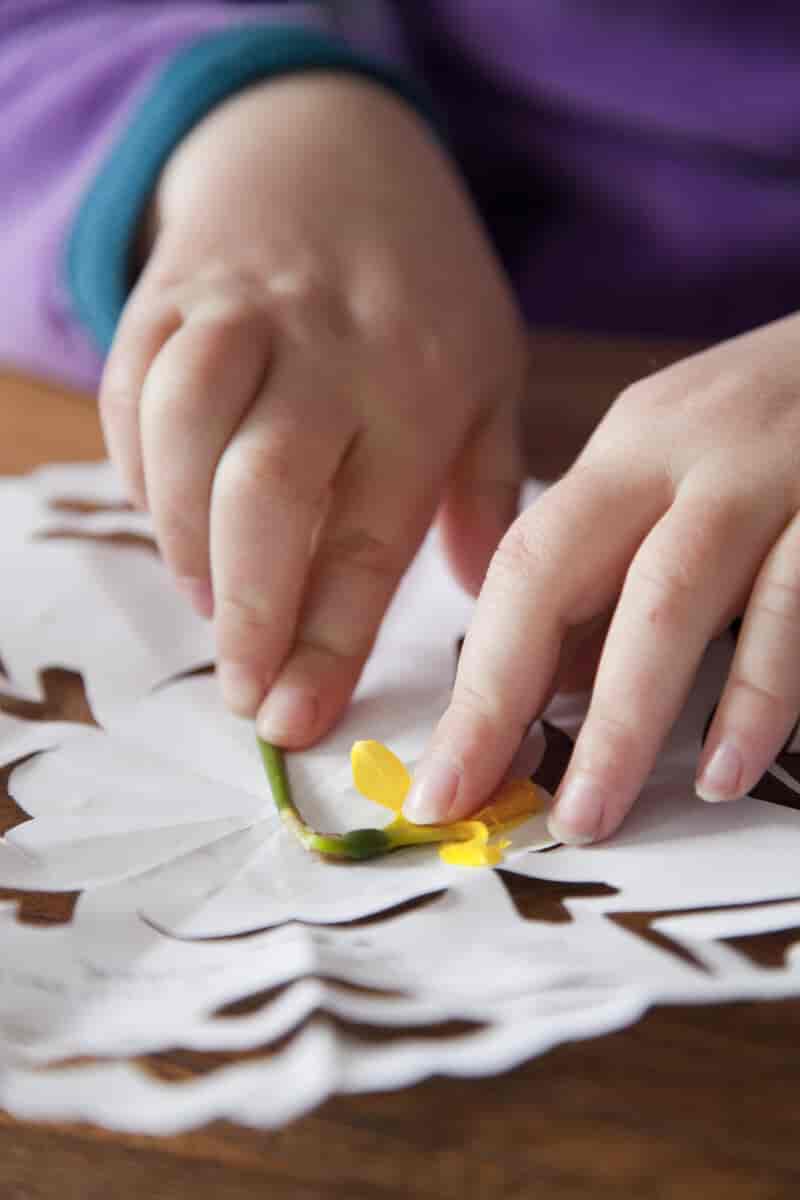 En lille pige dekorerer et gækkebrev.