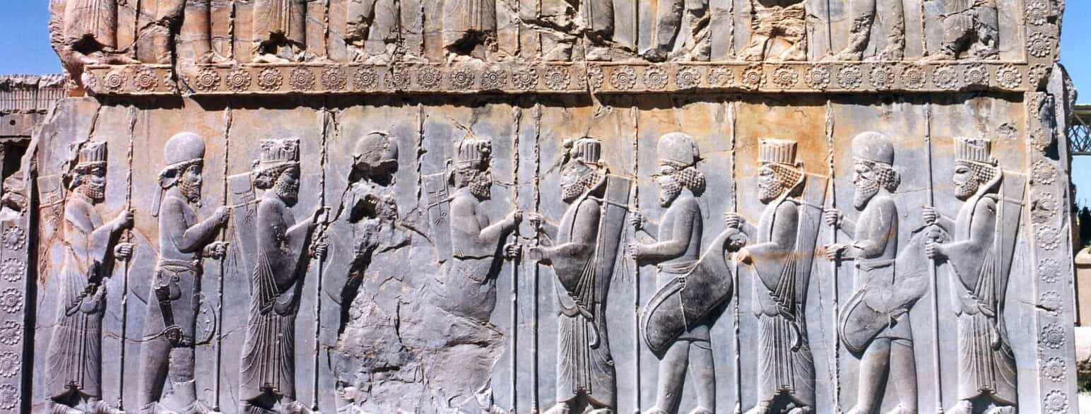  Xerxes 1.s grav i Persepolis, Iran. Afbildet er hans soldater, hver repræsentant for en af perserrigets etniske grupper.