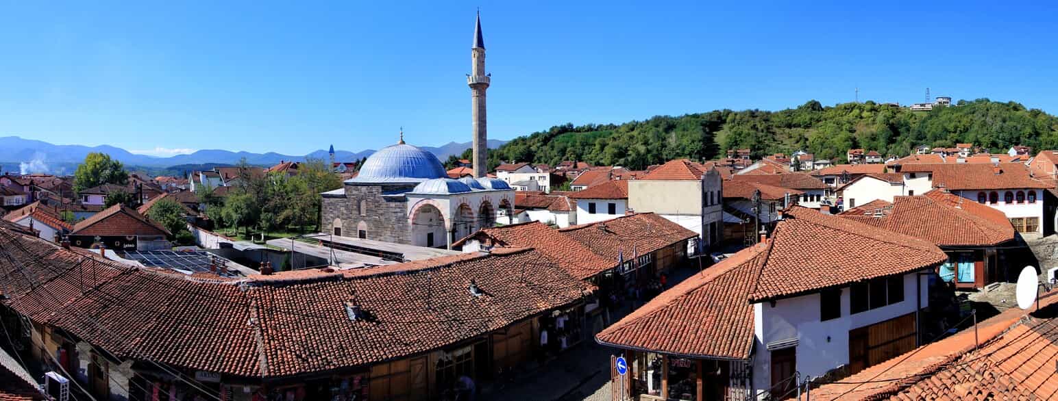 Kvarteret med den gamle basar og Hadum-moskeen i Gjakovë. Foto fra 2013 efter genopbygningen.
