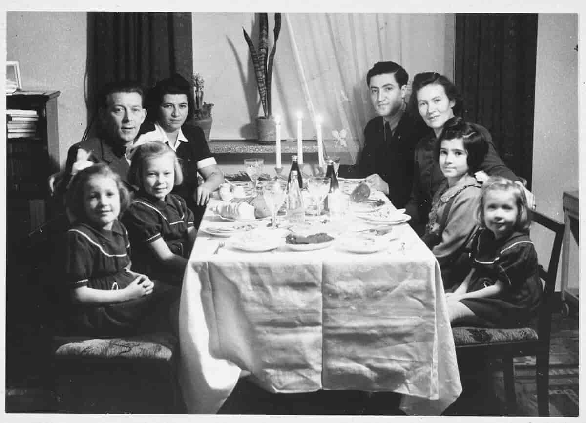 Dansk-jødisk familie der er flygtet til Sverige spiser julemiddag med deres svenske værter. 1940'erne.