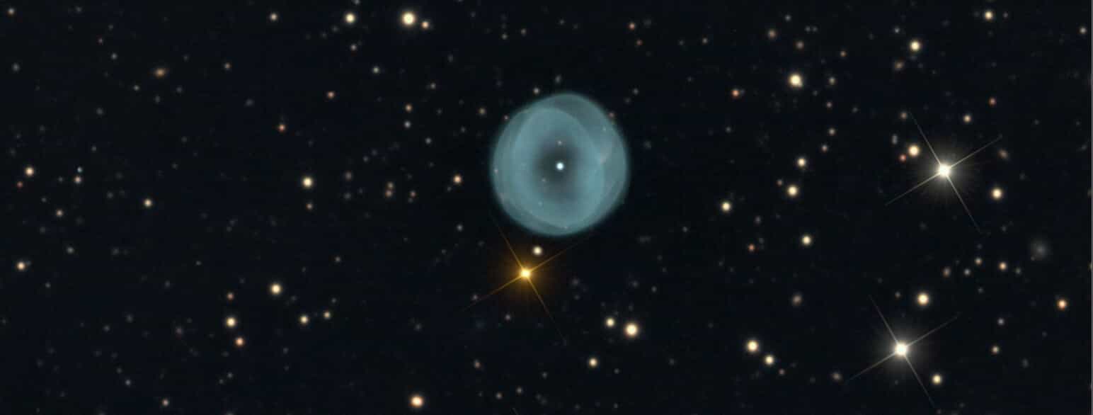 Stjernen centralt i billedet er i nedkølingsproces og vil blive til en hvid dværg. Den lysende skive udenom centralstjernen er et udstødt overfladelag