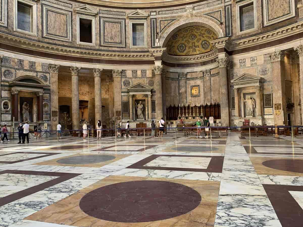 Pantheons gulvudsmykning af porfyr.