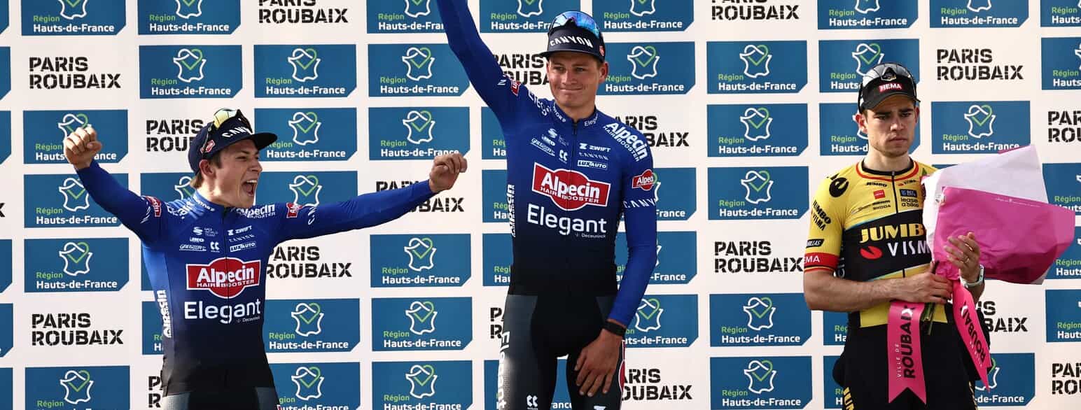 Mathieu van der Poel (i midten) hyldes som vinder af Paris-Roubaix 2023