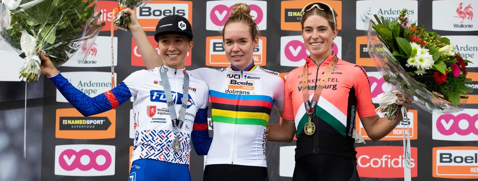 Anna van der Breggen (i midten) hyldes som vinder af kvindernes udgave af La Flèche Wallonne i 2020; Cecilie Uttrup Ludwig (tv.) blev nummer 2