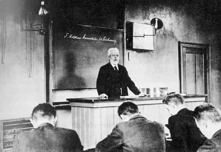 Th. Segelcke forelæser i 1902 på Den Kongelige Veterinær og Landbohøjskole om smørkærning