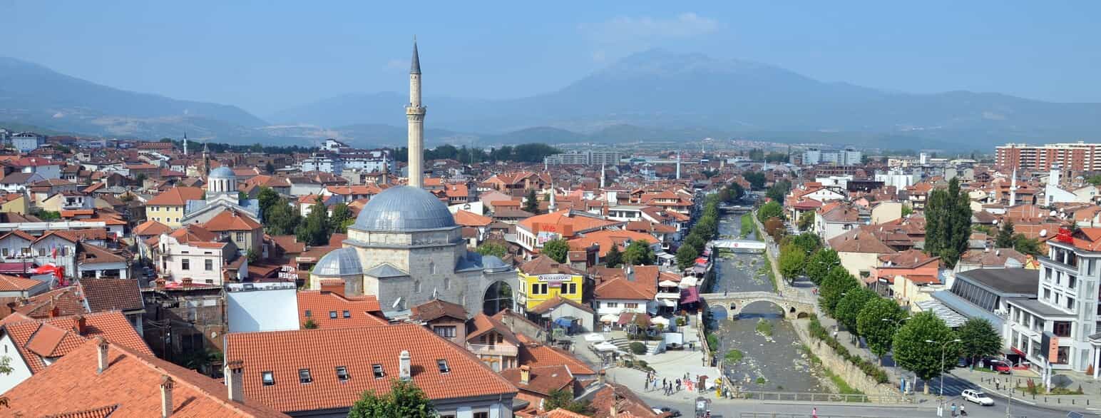 Prizrens historiske centrum med Sinan Pasha-moskeen fra 1615 tv. og stenbroen fra 1500-tallet over floden Lumbardh th.