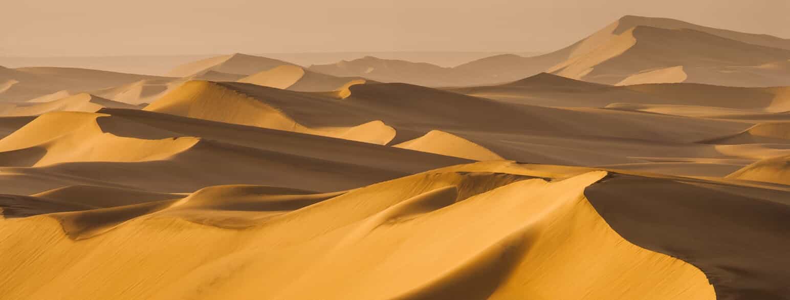 Vidstrakte sandklitter i Namibørkenen, som strækker sig langs Nambias kyst og ind i det sydvestlige Angola.