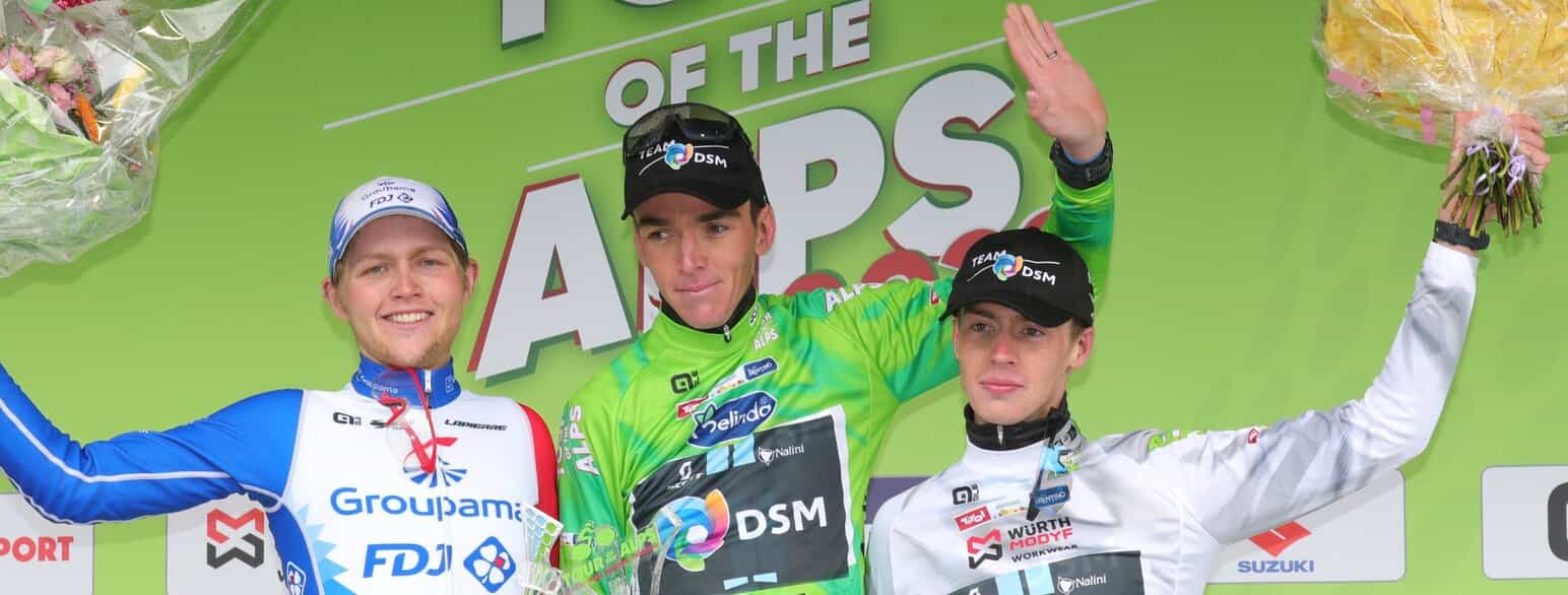 Romain Bardet (i midten) hyldes som vinder af Tour of the Alps 2022
