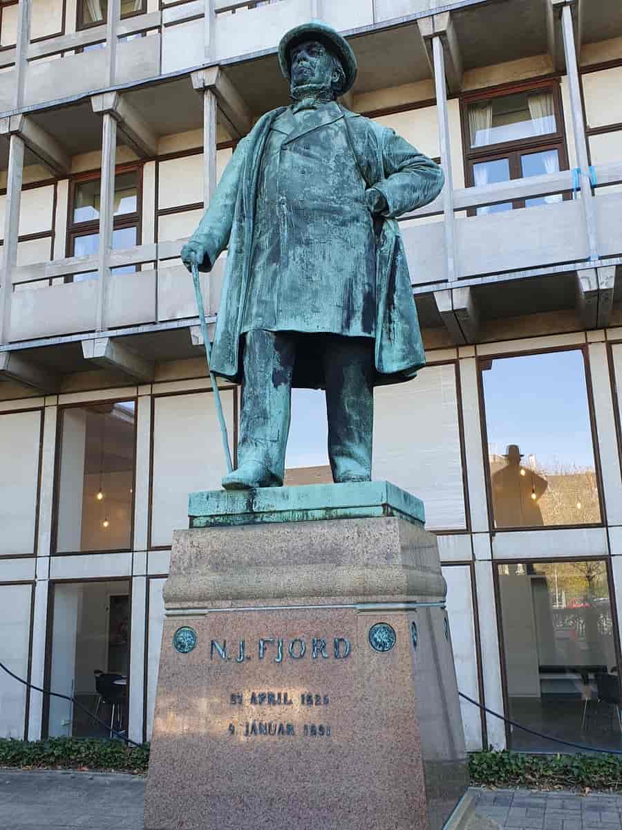 Statue af N. J. Fjord tidligere kendt fra Rolighedsvej, nu flyttet til Frederiksberg-campus, Københavns Universitet nær N. J. Fjords Alle.