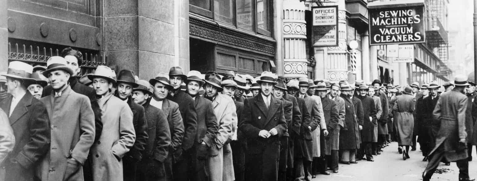 5000 arbejdsløse venter udenfor State Labor Bureau i New York City, 1933.