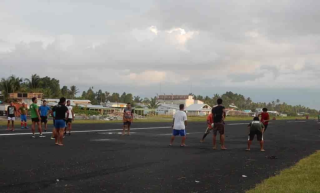 Unge tuvaluanere spiller rugby på landingsbanen