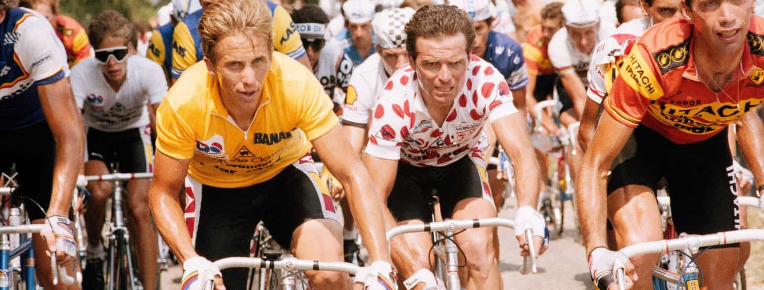 Greg LeMond (tv.) under Tour de France i 1986. I den prikkede bjergtrøje ses Bernard Hinault