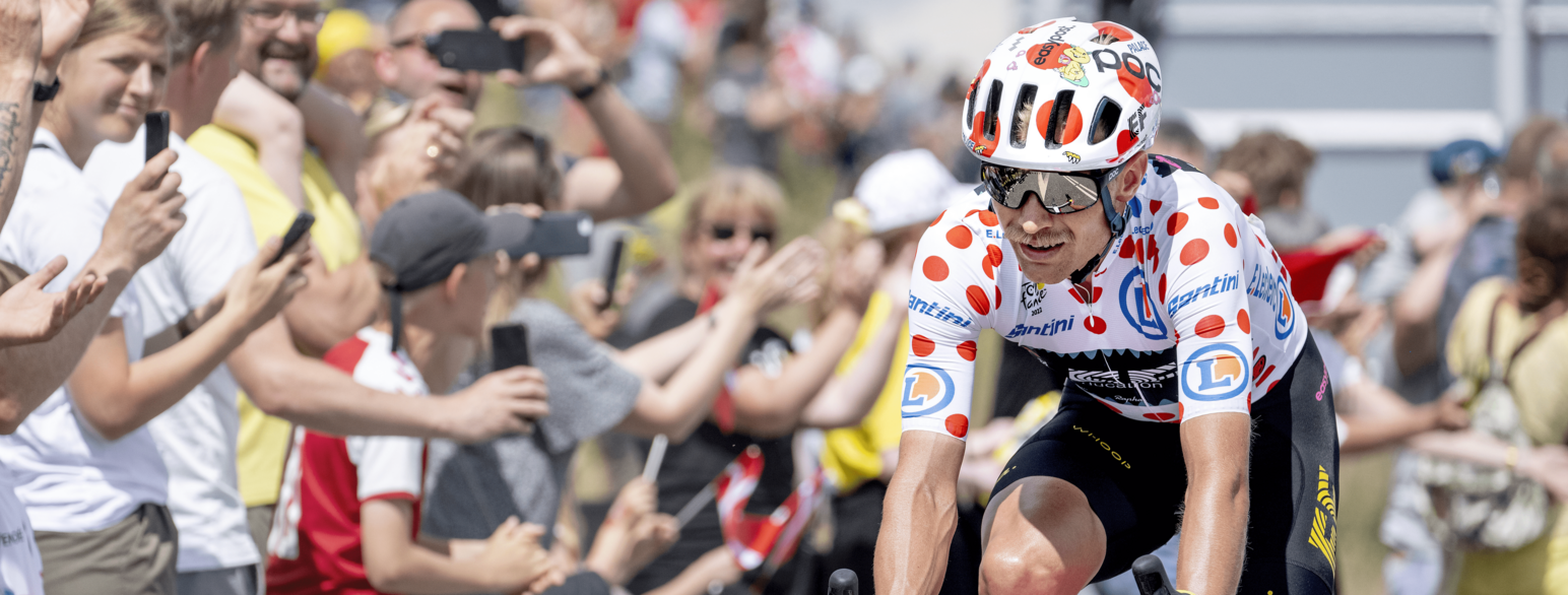 Magnus Cort fra EF Education iført den prikkede bjergtrøje i Tour de France 2022 (3. etape).