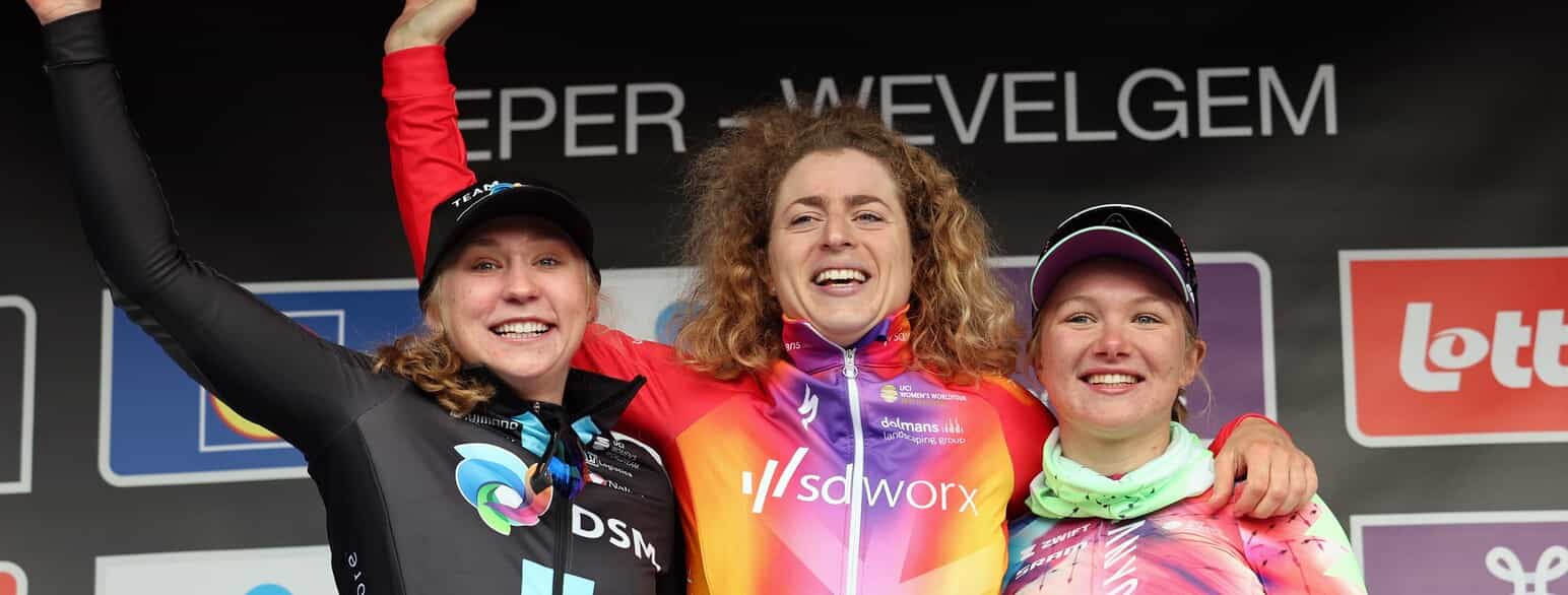 Vinderne af kvindernes Gent-Wevelgem 2023. Fra venstre: Megan Jastrab (2.-plads), Marlen Reusser (1.-plads) og Maike van Duin (3.-plads).