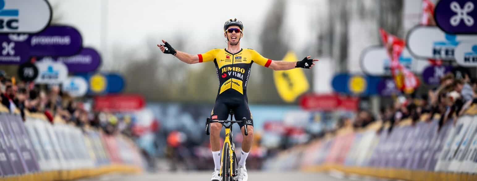 Christophe Laporte krydser målstregen og vinder Dwars door Vlaanderen 2023