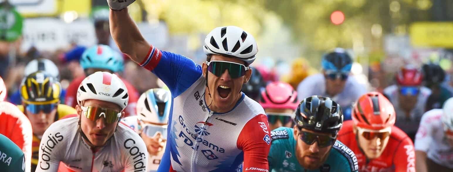 Arnaud Démare fejrer sejren på målstregen af Paris-Tours 2022.