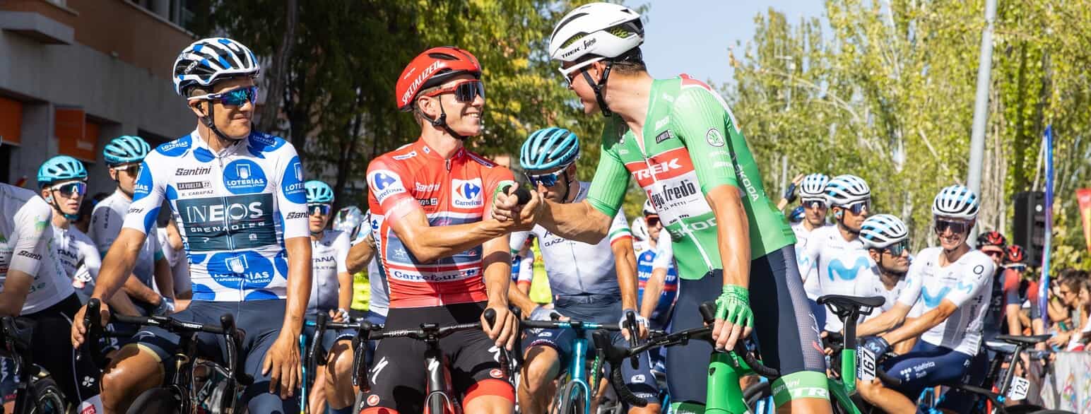 Remco Evenepoel (i rød) og Mads Pedersen (i grøn) giver hånd før sidste etape af Vuelta a España i 2022