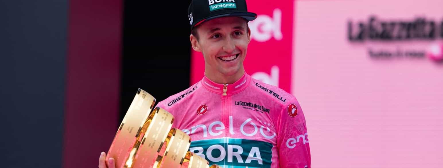 Jai Hindley med Giro d'Italia-trofæet i 2022