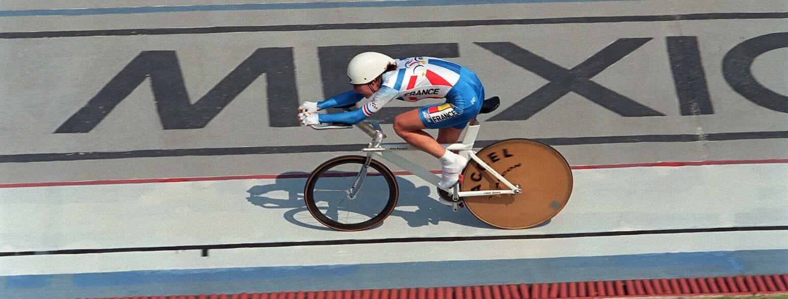 Jeannie Longo slår verdensrekorden i timekørsel i 1996