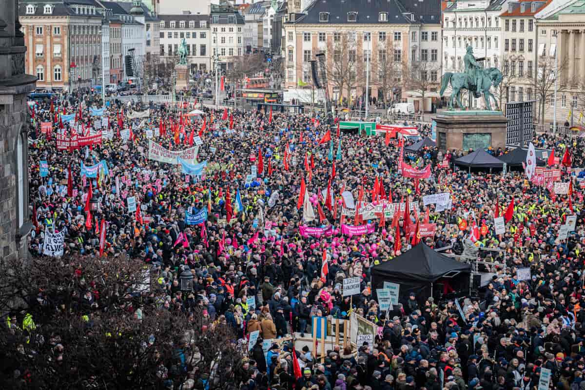 Demonstration for store bededag foran Christiansborg i 2023.