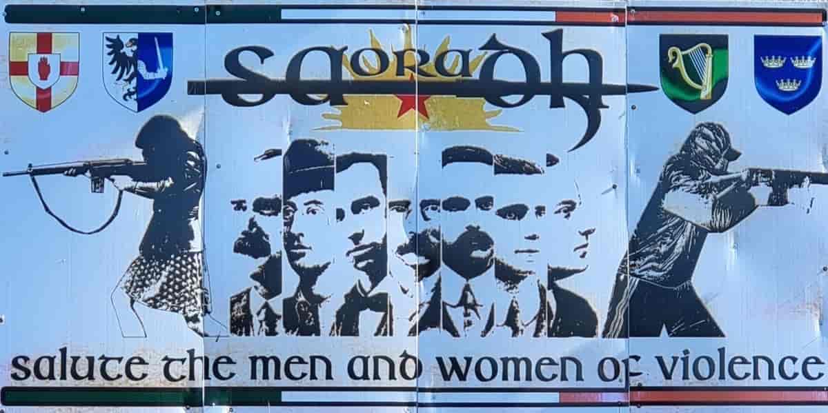 Plakat opsat på mur i Derry af den paramilitære organisation Saoradh