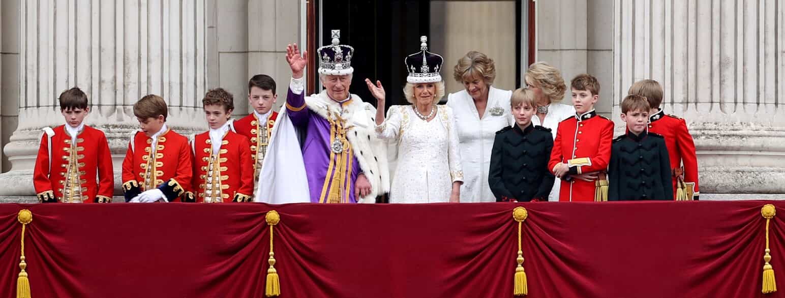 Kong Charles 3. og dronning Camilla vinker fra balkonen på Buckingham Palace efter kroningsceremonien den 6. maj 2023