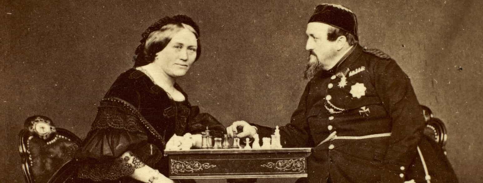 Louise Danner og Frederik 7. spiller skak. Foto uden år