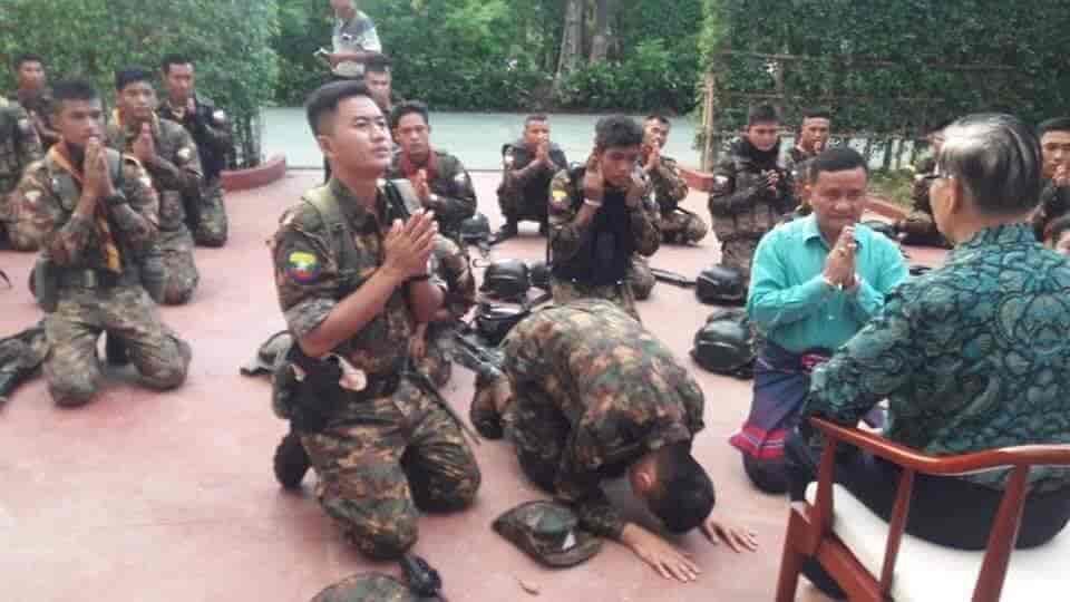 Soldater viser respekt for Khin Nyunt i 2018. 