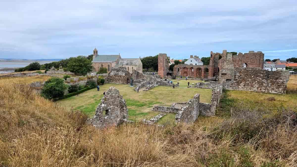 Kloster- og domkirkeruin på Lindisfarne