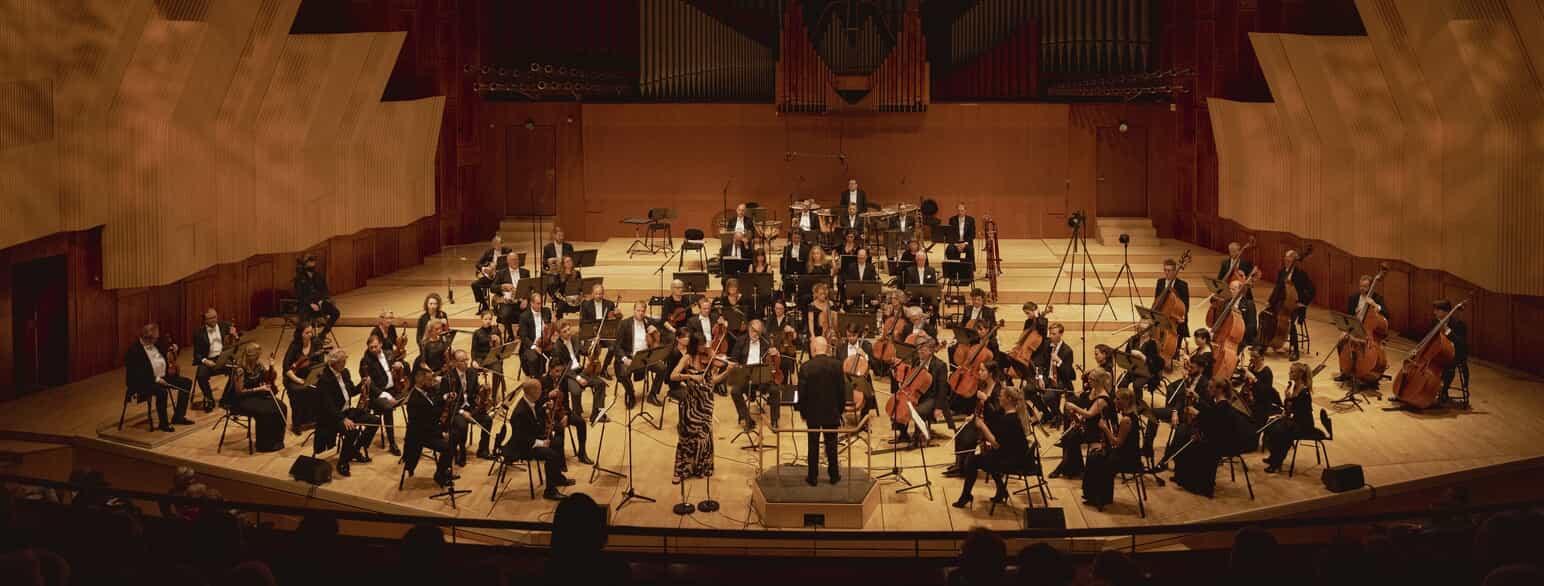Copenhagen Phil giver koncert i Konservatoriets Koncertsal under ledelse af æresdirigent Christoph Eschenbach og med Viktoria Mullova som solist, 2021