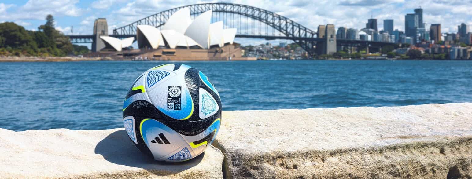 Den officielle kampbold med operahuset i Sydney i baggrunden