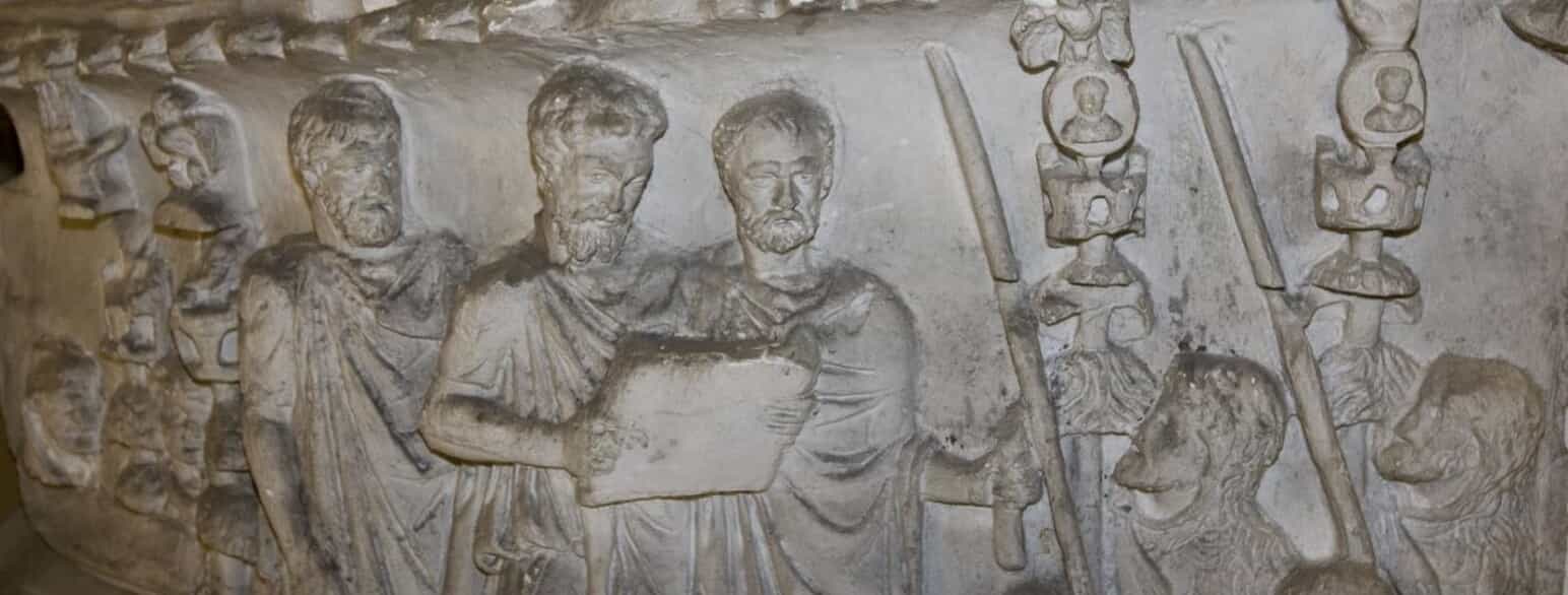 Marcus Aurelius modtager undertvungne barbarer. Gipsafstøbning af romersk original fra 180-193 i Piazza Colonna, Italien