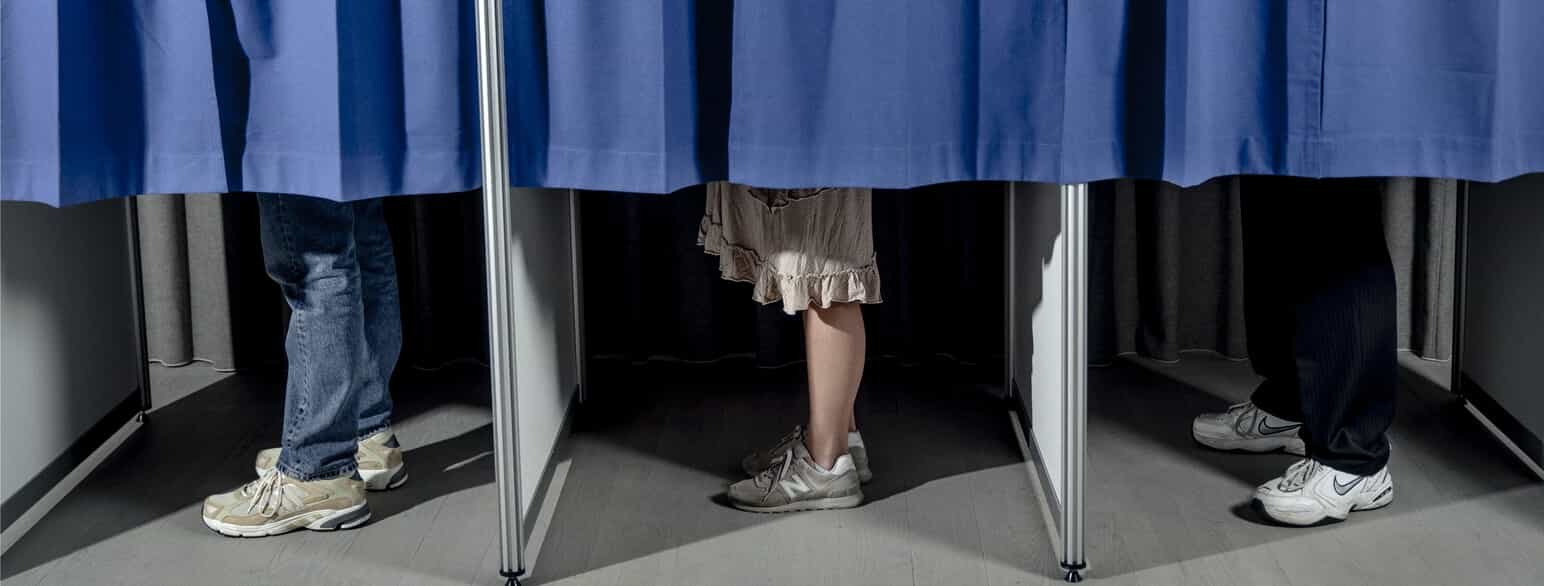 Vælgere i stemmeboksene ved folketingsvalget 2022.
