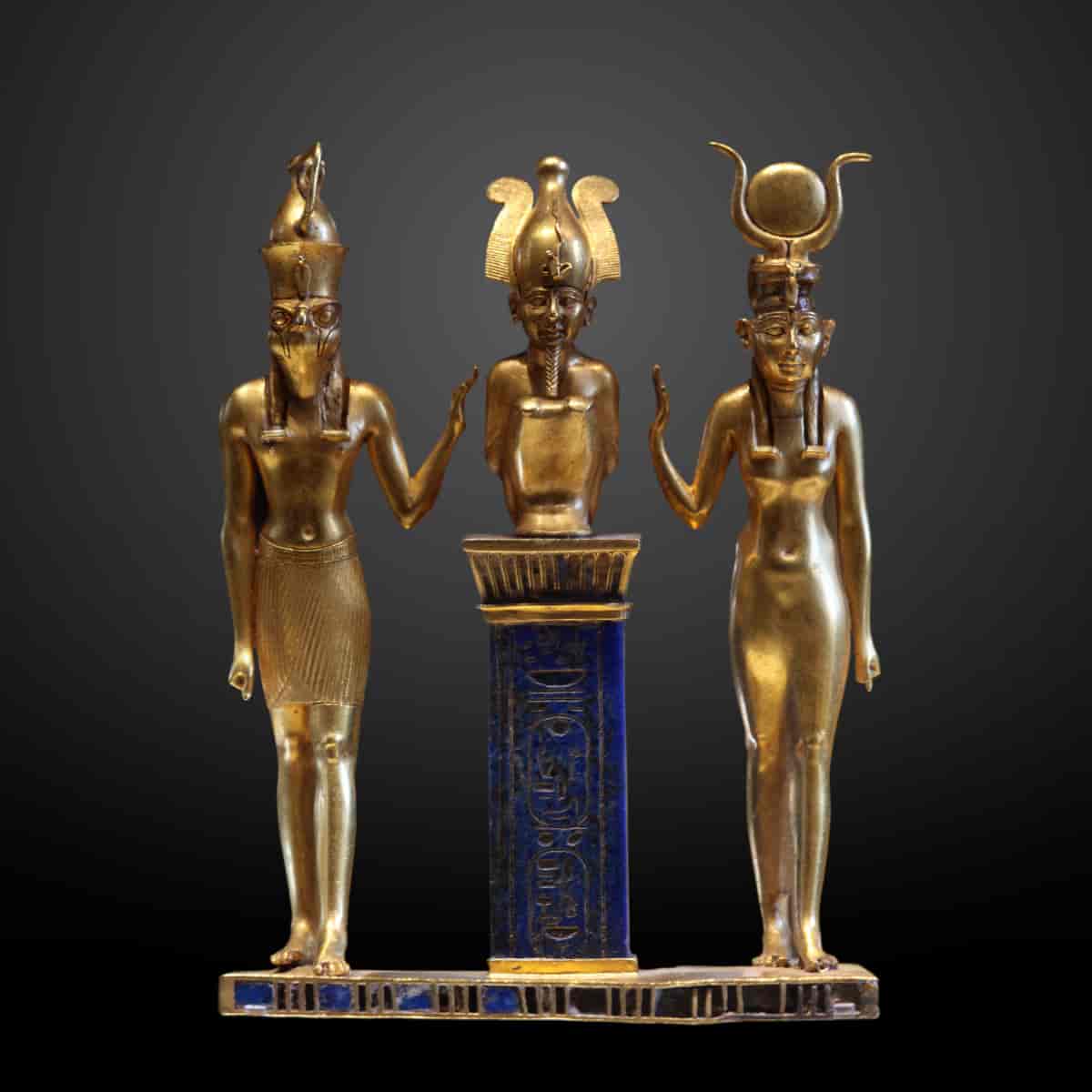 Vedhæng til smykke udført i guld, lapis lazuli og glas fra Osorkon II’s regeringstid (ca. 872-837 f.v.t.). 