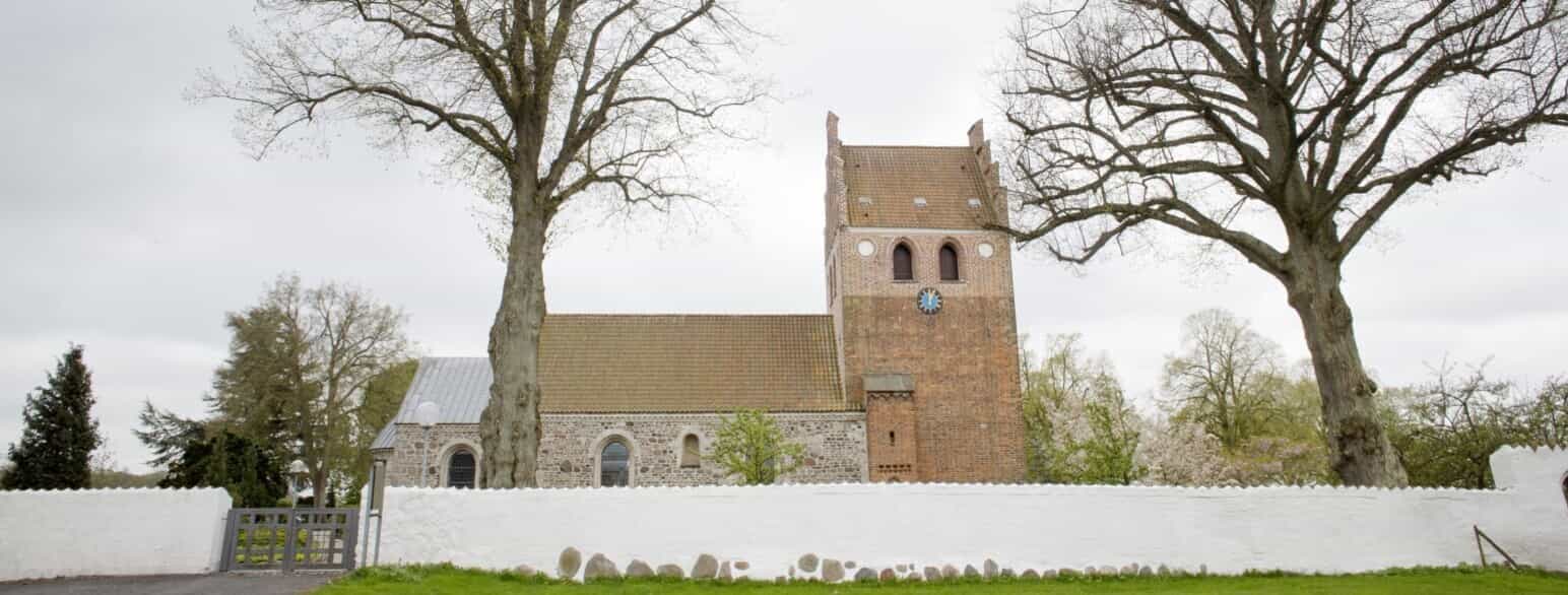 Kirke Værløse Kirke er opført i kløvede kampesten. Tårnet er sengotisk og opført i første del af 1400-tallet i munkesten.
