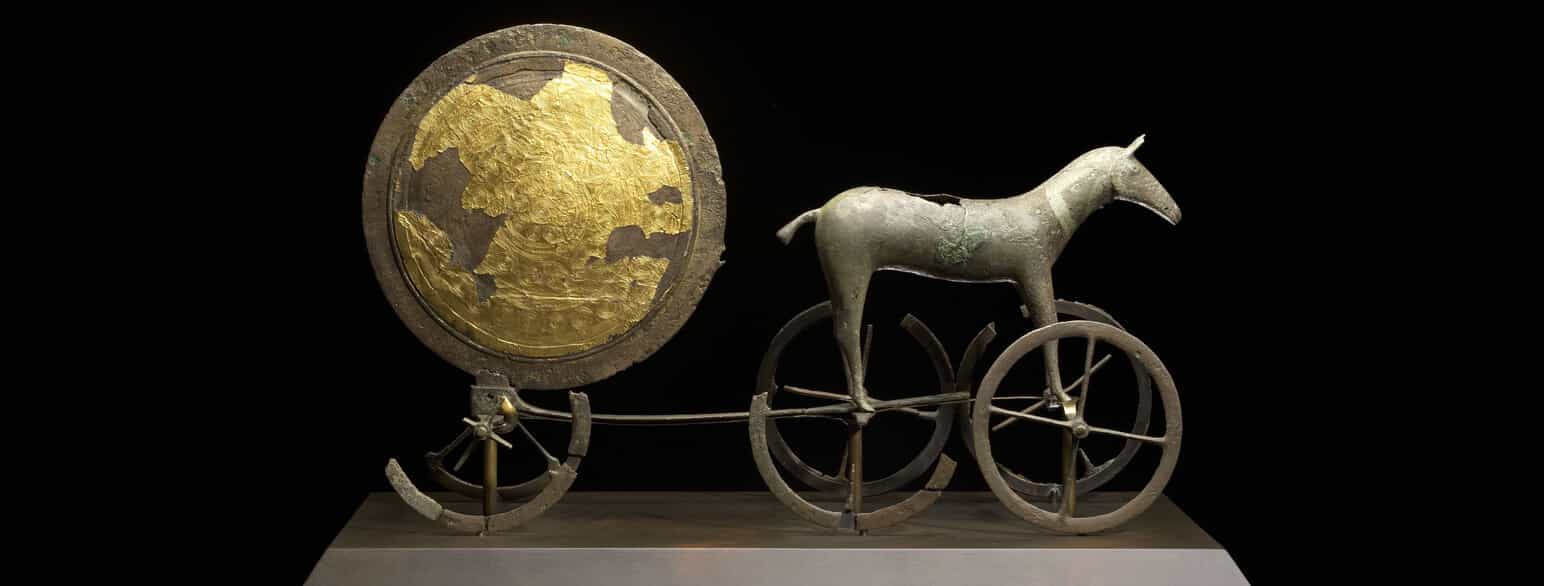 Solvognen er et kultbillede af solen trukket af en hest udført i bronze med guldbelægning. Når den guldbelagte side betragtes, afspejler hestens orientering fra venstre mod højre solens rejseretning i løbet af dagen på den nordlige halvkugle.