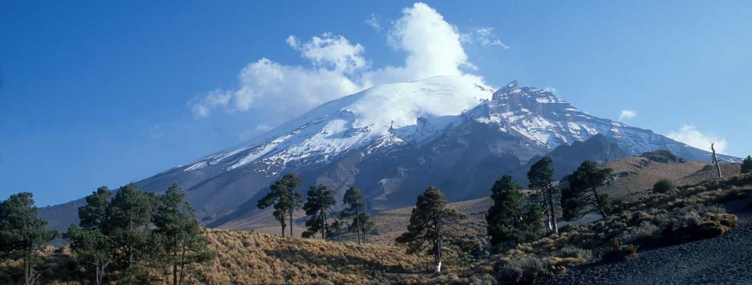 Den snedækkede top af Popocatépetl set fra Paso de Cortés