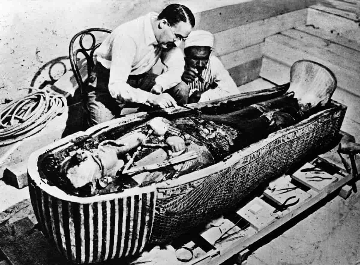 Howard Carter inspicerer Tutankhamon i sarkofag