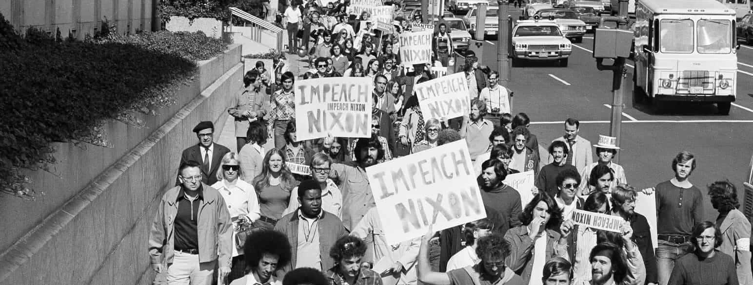 Watergateskandalen: Demonstranter kræver, at præsident Richard M. Nixon bliver stillet for en rigsret. Washington, oktober 1973. 