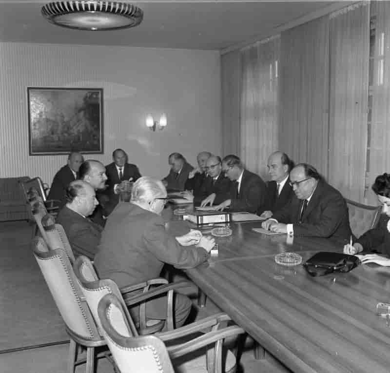 Alfred Müller-Armack under politiske forhandlinger som vice-økonomiminister i 1961. Han sidder yderst til højre