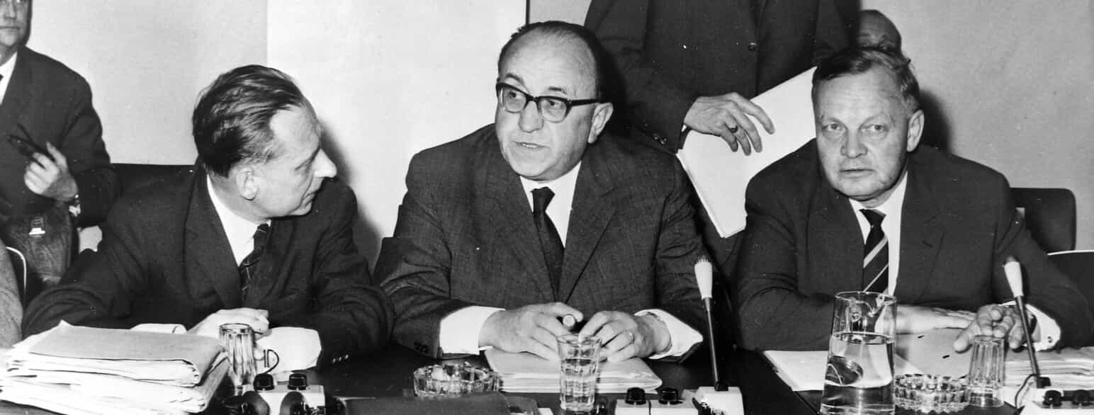 Alfred Müller-Armack (i midten) som tysk viceminister for europaanliggender ved EF-forhandlinger i Bruxelles den 4. august 1962