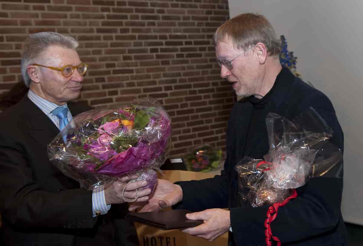 Jens Juul Holst modtager pris