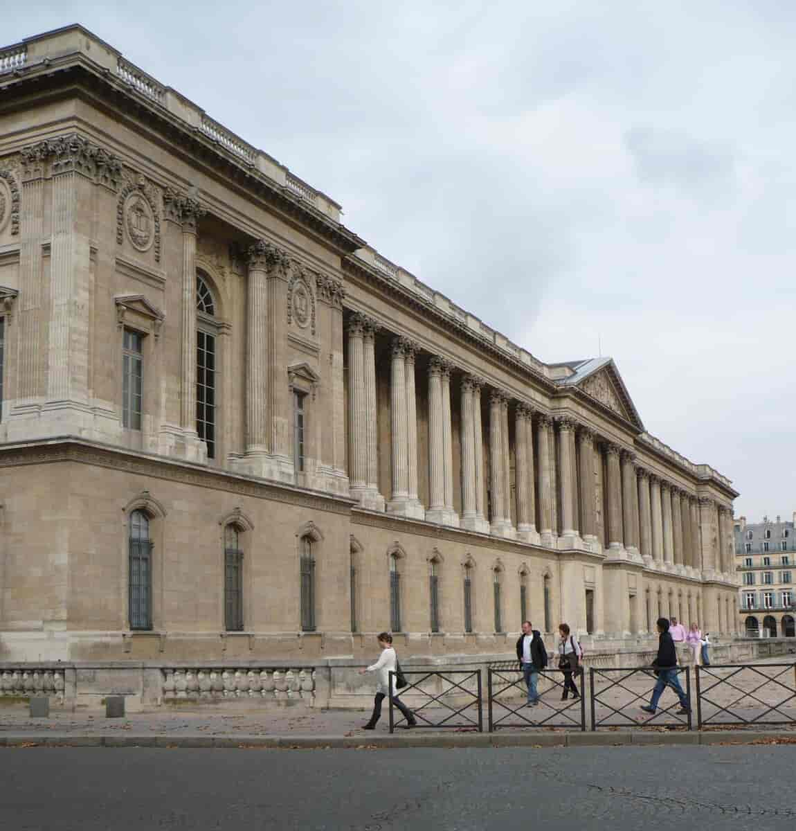 Paris. Louvres østfacade, opført 1667-1674 af Claude Perrault. Værket blev ikonisk for den franske barokklassicisme. 