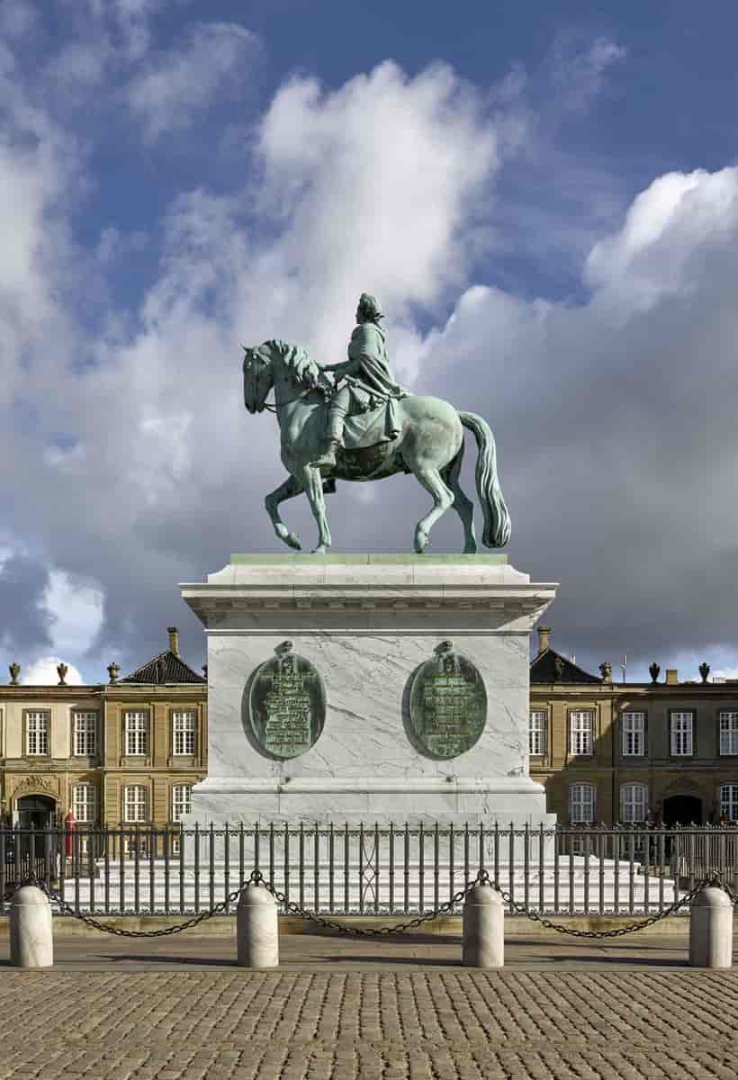Rytterstatuen af Frederik V på Amalienborg Slotsplads, udført af J.F.J. Saly og afsløret i 1771, er en af verdens mest vellykkede rytterstatuer og på en gang et traditionelt og moderne værk.